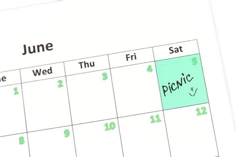 Premium Photo | Notes on the calendar closeup