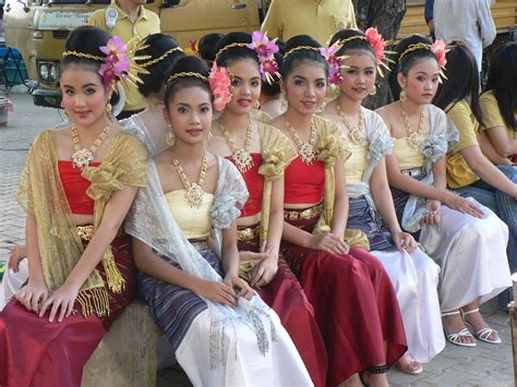File:Thai traditional costumes Chiang Mai 2005 033.jpg - Wikimedia Commons